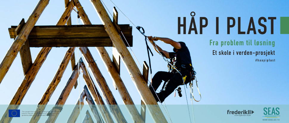 Mann som klatrer tak under bygging, pluss teksten "Håp i plast". Illustrasjonsfoto.